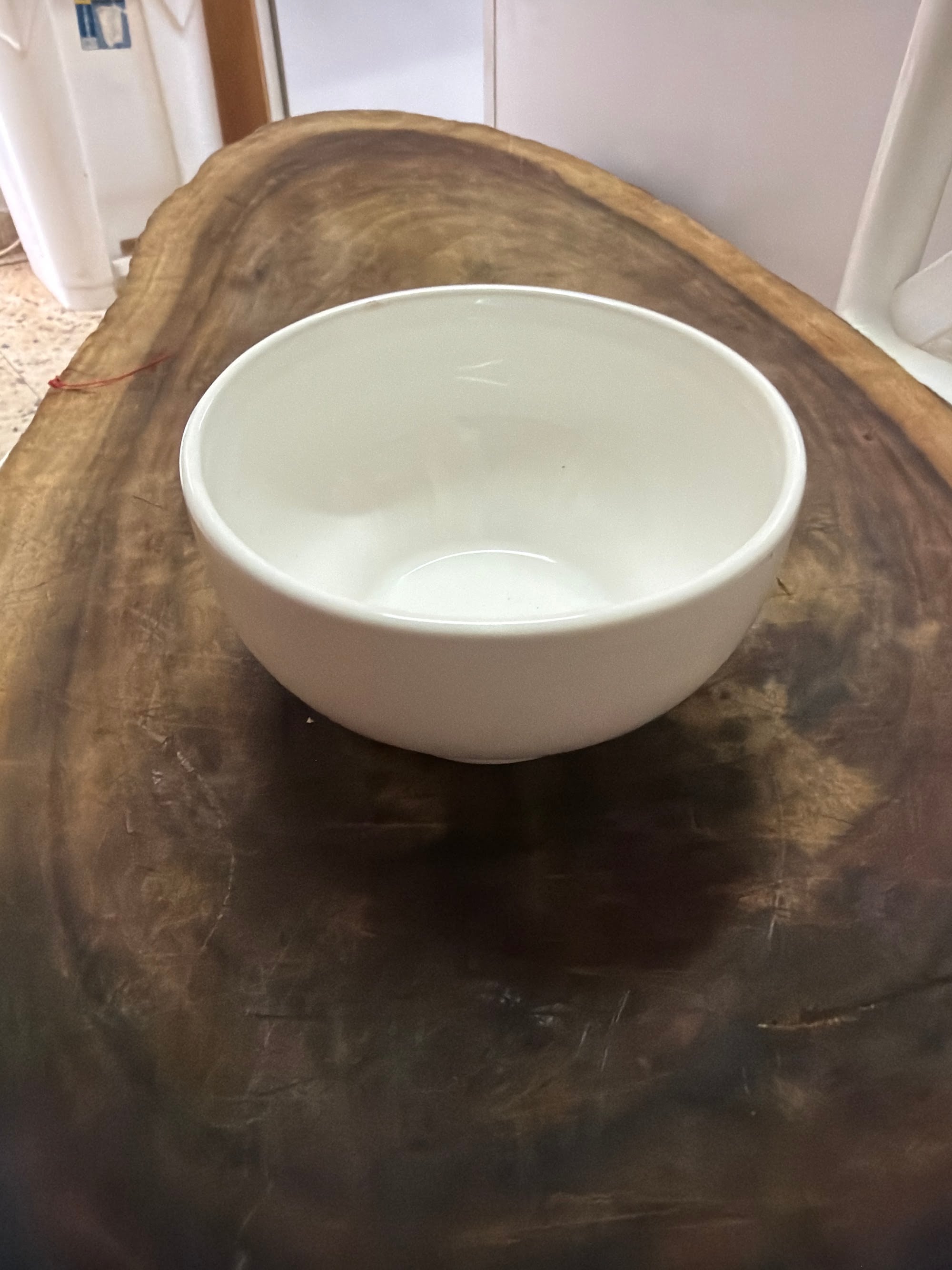 קערת הגשה עגולה לבנה עם בסיס עץ להשכרה לאירועים