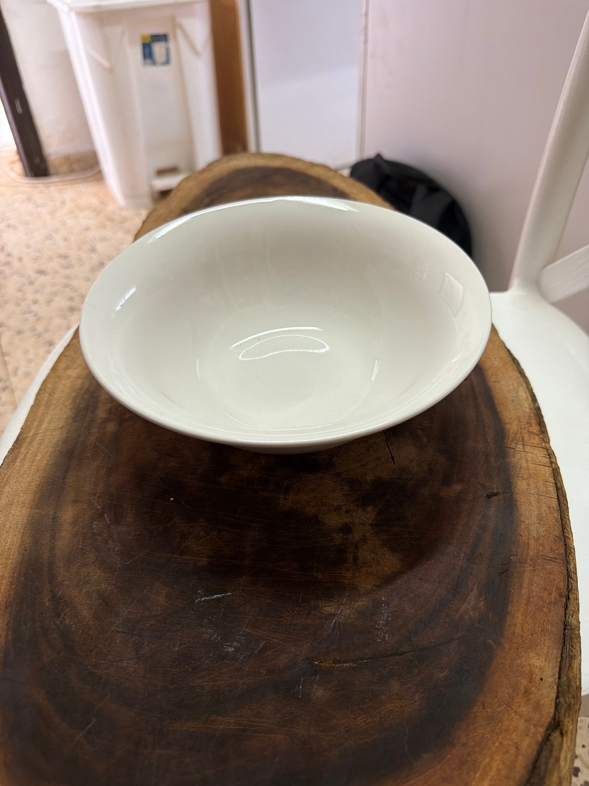 קערת הגשה לה וי עגולה לבנה להשכרה לאירועים