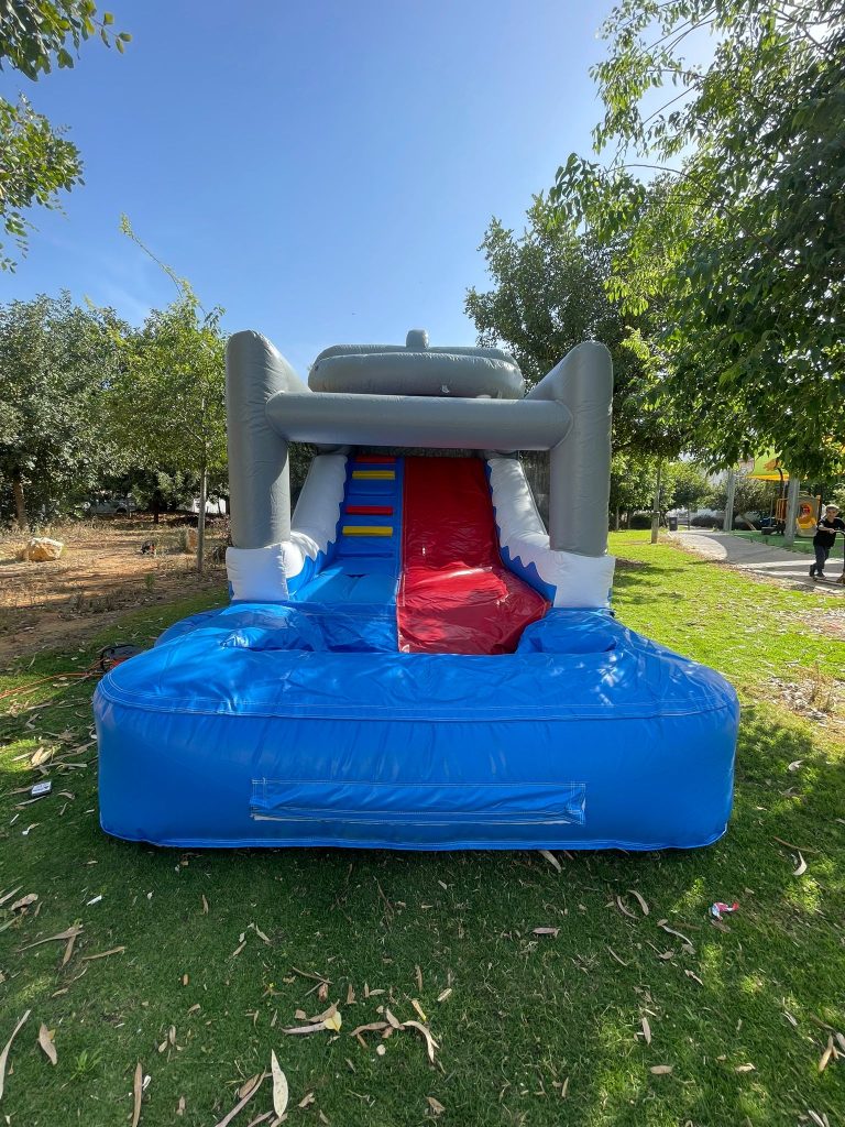 מגלשת כריש מים גדולה